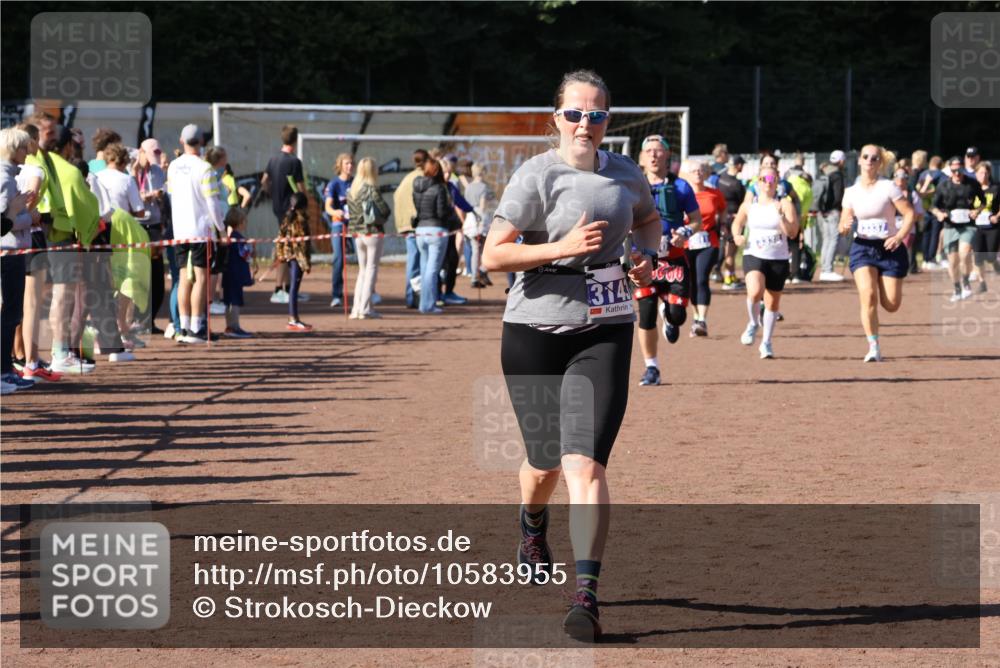 27.09.2026 - 35. Volkslauf durch das schöne Alstertal Strokosch-Dieckow http://msf.ph/oto/10583955 27.09.2026 11:42:08 Ziel 1433, 3143, 3170, 3337, 3338 meine-sportfotos.de