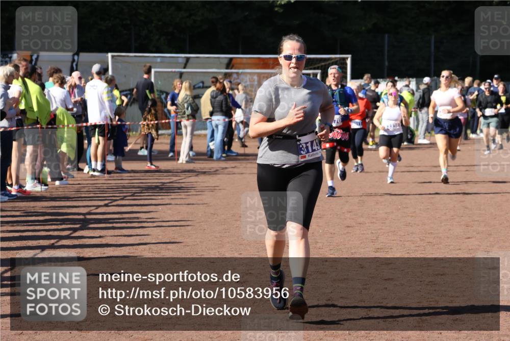 27.09.2026 - 35. Volkslauf durch das schöne Alstertal Strokosch-Dieckow http://msf.ph/oto/10583956 27.09.2026 11:42:07 Ziel 1433, 3143, 3170, 3337, 3338 meine-sportfotos.de