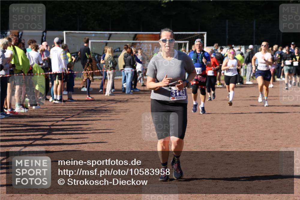 27.09.2026 - 35. Volkslauf durch das schöne Alstertal Strokosch-Dieckow http://msf.ph/oto/10583958 27.09.2026 11:42:07 Ziel 1433, 3143, 3170, 3337, 3338 meine-sportfotos.de