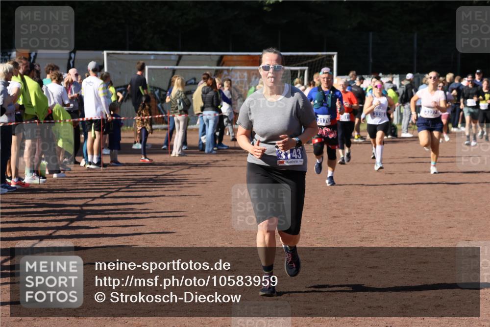 27.09.2026 - 35. Volkslauf durch das schöne Alstertal Strokosch-Dieckow http://msf.ph/oto/10583959 27.09.2026 11:42:07 Ziel 1433, 3143, 3170, 3337, 3338 meine-sportfotos.de