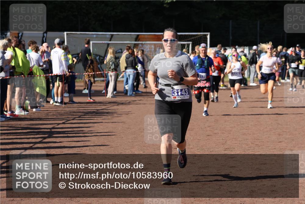 27.09.2026 - 35. Volkslauf durch das schöne Alstertal Strokosch-Dieckow http://msf.ph/oto/10583960 27.09.2026 11:42:07 Ziel 1433, 3143, 3170, 3337, 3338 meine-sportfotos.de