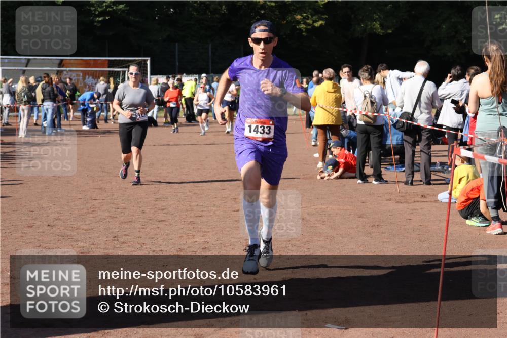 27.09.2026 - 35. Volkslauf durch das schöne Alstertal Strokosch-Dieckow http://msf.ph/oto/10583961 27.09.2026 11:42:05 Ziel 1433, 3143 meine-sportfotos.de