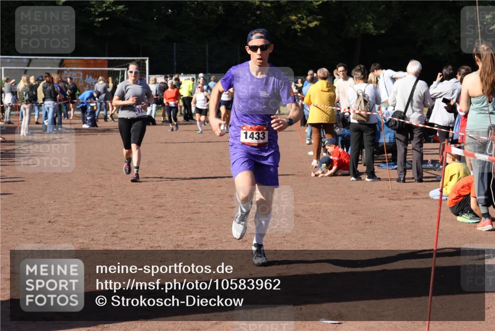 27.09.2026 - 35. Volkslauf durch das schöne Alstertal Strokosch-Dieckow http://msf.ph/oto/10583962 27.09.2026 11:42:04 Ziel 1433, 3143 meine-sportfotos.de