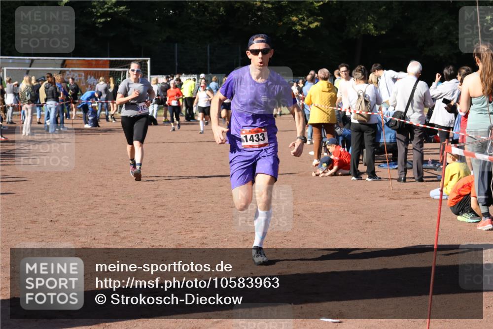 27.09.2026 - 35. Volkslauf durch das schöne Alstertal Strokosch-Dieckow http://msf.ph/oto/10583963 27.09.2026 11:42:04 Ziel 1433, 3143 meine-sportfotos.de