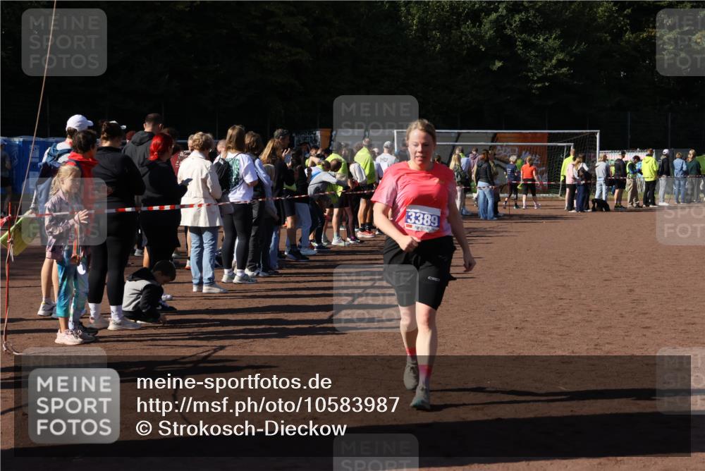 27.09.2026 - 35. Volkslauf durch das schöne Alstertal Strokosch-Dieckow http://msf.ph/oto/10583987 27.09.2026 11:41:20 Ziel 3125, 3126, 3351, 3389 meine-sportfotos.de