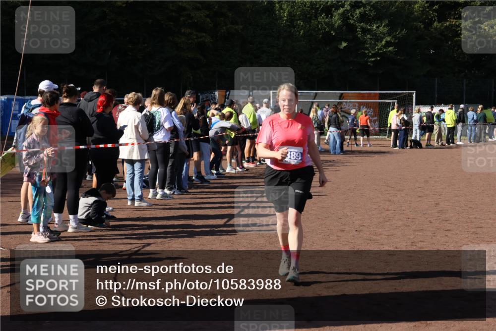 27.09.2026 - 35. Volkslauf durch das schöne Alstertal Strokosch-Dieckow http://msf.ph/oto/10583988 27.09.2026 11:41:20 Ziel 3125, 3126, 3351, 3389 meine-sportfotos.de