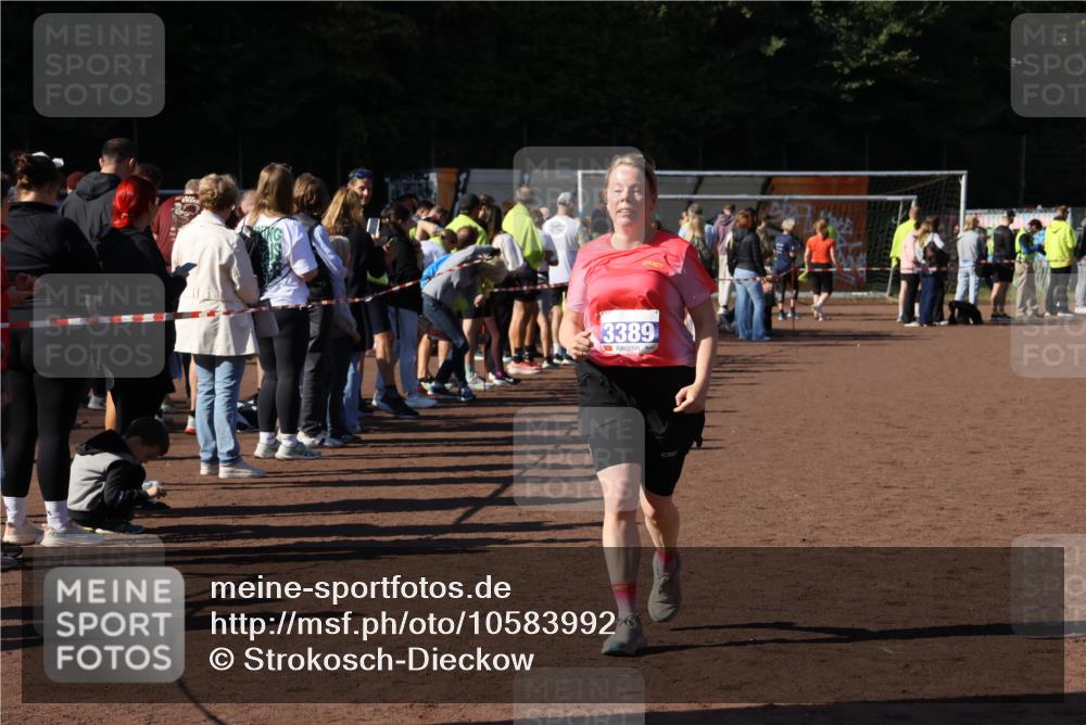 27.09.2026 - 35. Volkslauf durch das schöne Alstertal Strokosch-Dieckow http://msf.ph/oto/10583992 27.09.2026 11:41:20 Ziel 3125, 3126, 3351, 3389 meine-sportfotos.de