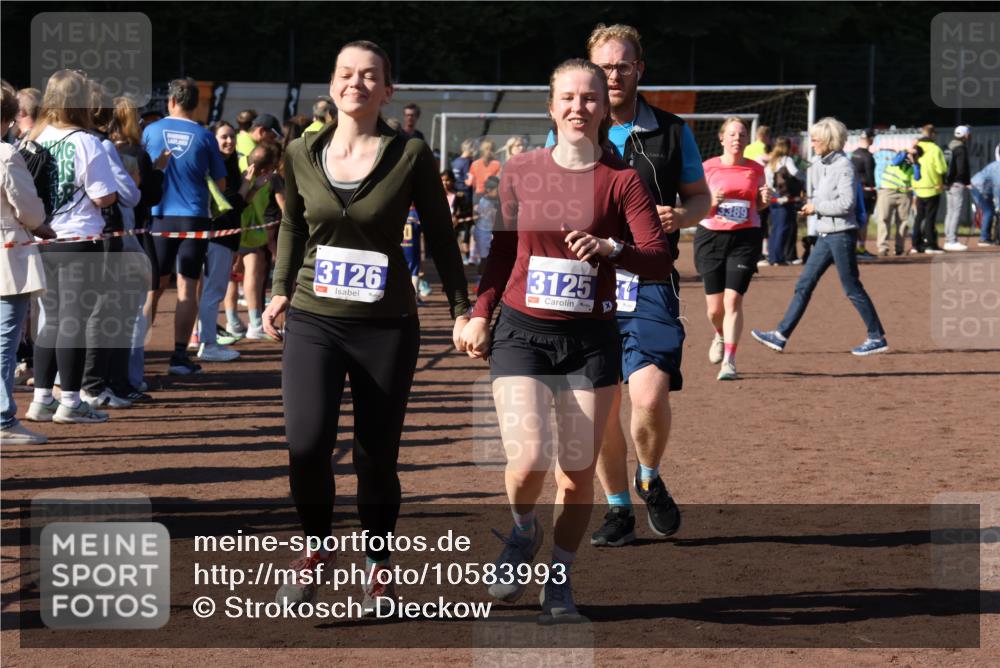 27.09.2026 - 35. Volkslauf durch das schöne Alstertal Strokosch-Dieckow http://msf.ph/oto/10583993 27.09.2026 11:41:15 Ziel 3125, 3126, 3351, 3389 meine-sportfotos.de