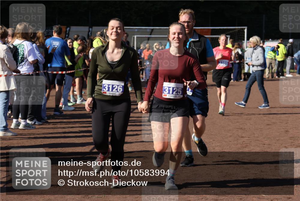 27.09.2026 - 35. Volkslauf durch das schöne Alstertal Strokosch-Dieckow http://msf.ph/oto/10583994 27.09.2026 11:41:15 Ziel 3125, 3126, 3351, 3389 meine-sportfotos.de