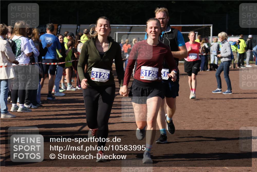 27.09.2026 - 35. Volkslauf durch das schöne Alstertal Strokosch-Dieckow http://msf.ph/oto/10583995 27.09.2026 11:41:15 Ziel 3125, 3126, 3351, 3389 meine-sportfotos.de