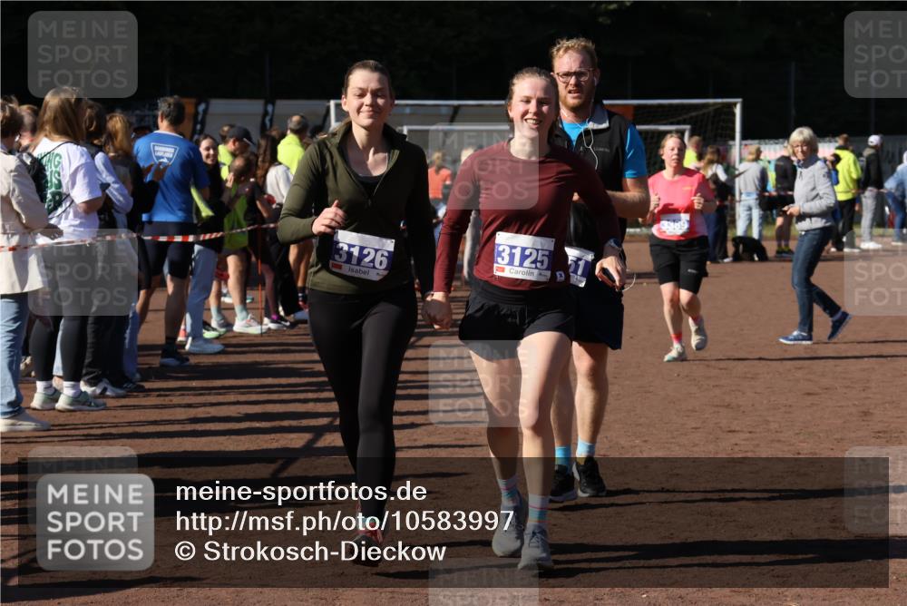 27.09.2026 - 35. Volkslauf durch das schöne Alstertal Strokosch-Dieckow http://msf.ph/oto/10583997 27.09.2026 11:41:15 Ziel 3125, 3126, 3351, 3389 meine-sportfotos.de