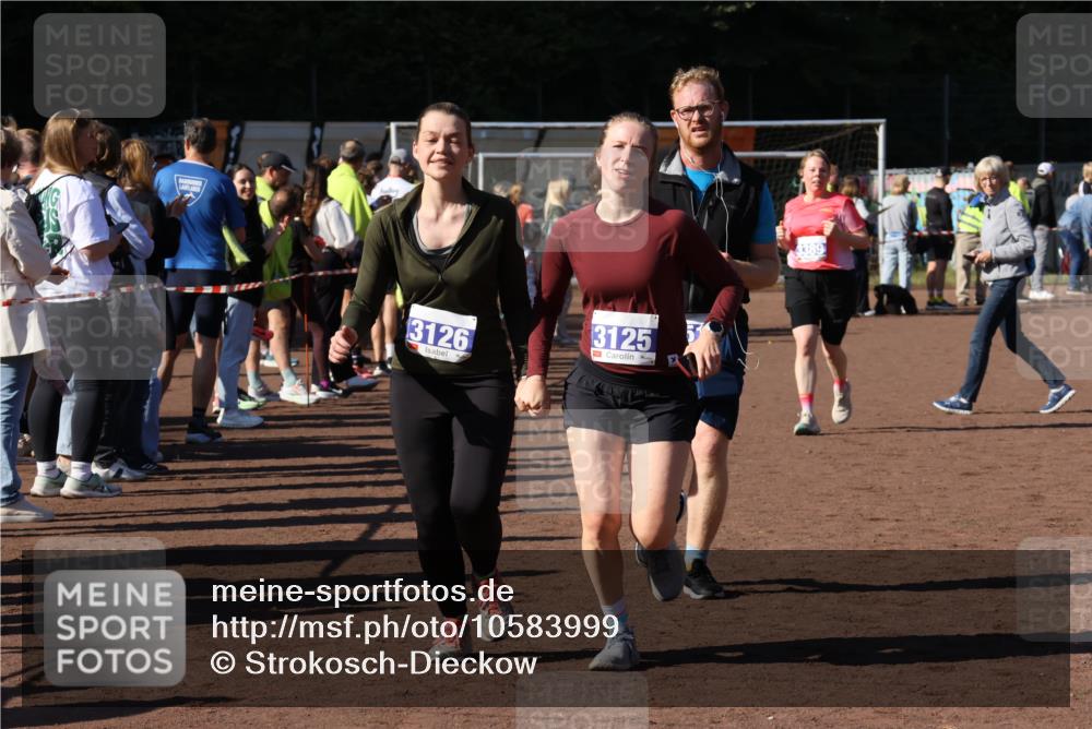 27.09.2026 - 35. Volkslauf durch das schöne Alstertal Strokosch-Dieckow http://msf.ph/oto/10583999 27.09.2026 11:41:14 Ziel 3125, 3126, 3351, 3389 meine-sportfotos.de