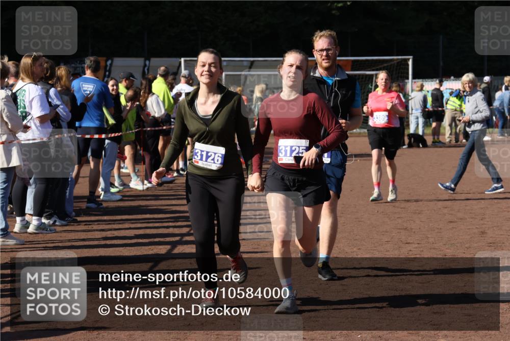 27.09.2026 - 35. Volkslauf durch das schöne Alstertal Strokosch-Dieckow http://msf.ph/oto/10584000 27.09.2026 11:41:14 Ziel 3125, 3126, 3351, 3389 meine-sportfotos.de