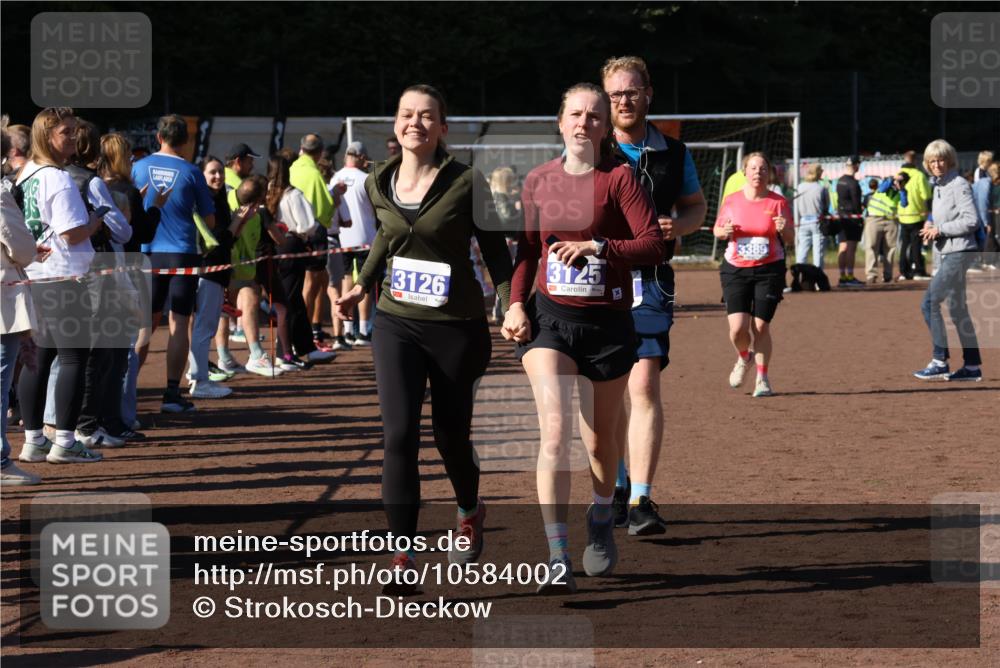 27.09.2026 - 35. Volkslauf durch das schöne Alstertal Strokosch-Dieckow http://msf.ph/oto/10584002 27.09.2026 11:41:14 Ziel 3125, 3126, 3351, 3389 meine-sportfotos.de