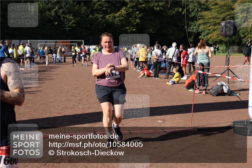 27.09.2026 - 35. Volkslauf durch das schöne Alstertal Strokosch-Dieckow http://msf.ph/oto/10584005 27.09.2026 11:41:05 Ziel 1600, 1746, 3179 meine-sportfotos.de
