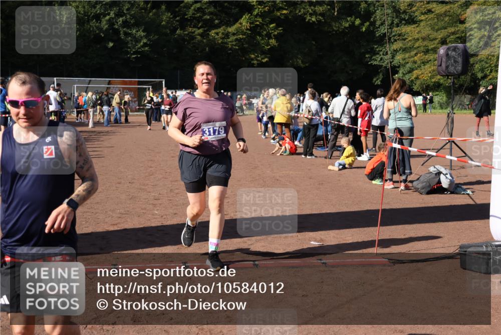 27.09.2026 - 35. Volkslauf durch das schöne Alstertal Strokosch-Dieckow http://msf.ph/oto/10584012 27.09.2026 11:41:05 Ziel 1600, 1746, 3179 meine-sportfotos.de