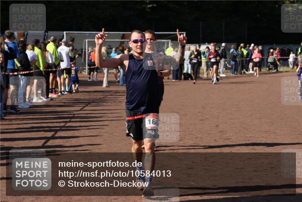 27.09.2026 - 35. Volkslauf durch das schöne Alstertal Strokosch-Dieckow http://msf.ph/oto/10584013 27.09.2026 11:41:02 Ziel 1600, 1746, 3179 meine-sportfotos.de