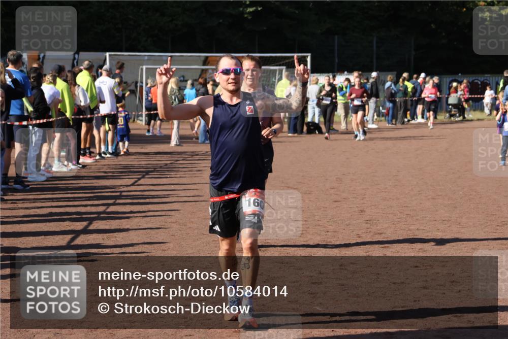 27.09.2026 - 35. Volkslauf durch das schöne Alstertal Strokosch-Dieckow http://msf.ph/oto/10584014 27.09.2026 11:41:02 Ziel 1600, 1746, 3179 meine-sportfotos.de