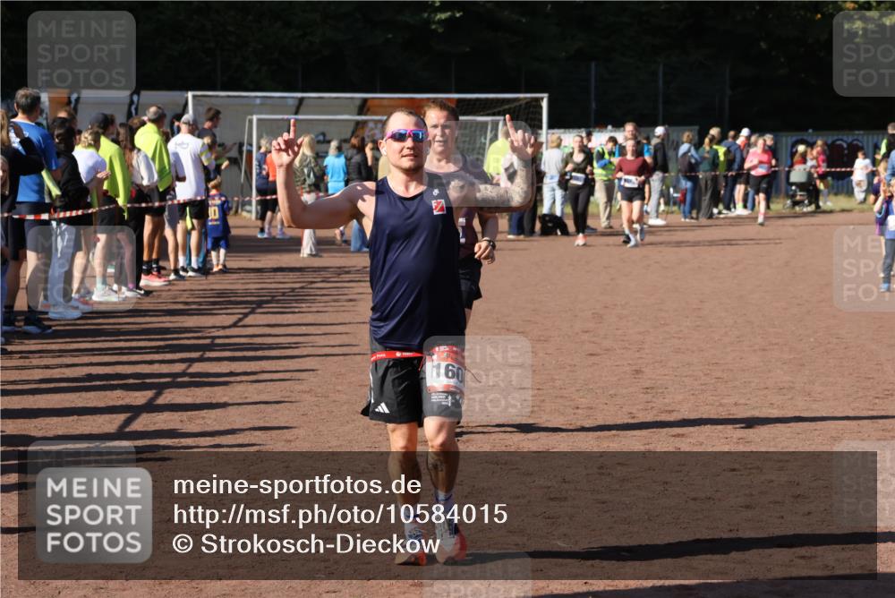 27.09.2026 - 35. Volkslauf durch das schöne Alstertal Strokosch-Dieckow http://msf.ph/oto/10584015 27.09.2026 11:41:02 Ziel 1600, 1746, 3179 meine-sportfotos.de