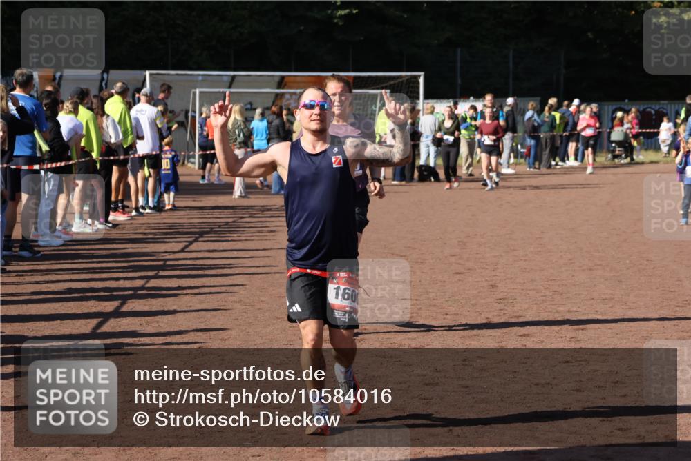 27.09.2026 - 35. Volkslauf durch das schöne Alstertal Strokosch-Dieckow http://msf.ph/oto/10584016 27.09.2026 11:41:02 Ziel 1600, 1746, 3179 meine-sportfotos.de