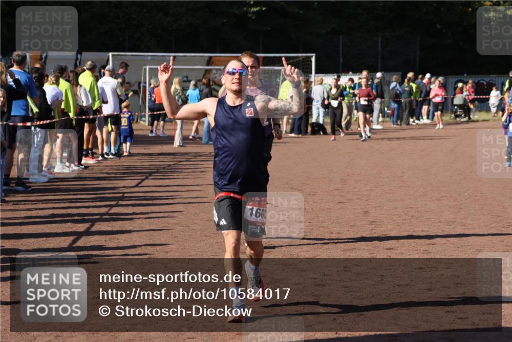 27.09.2026 - 35. Volkslauf durch das schöne Alstertal Strokosch-Dieckow http://msf.ph/oto/10584017 27.09.2026 11:41:02 Ziel 1600, 1746, 3179 meine-sportfotos.de