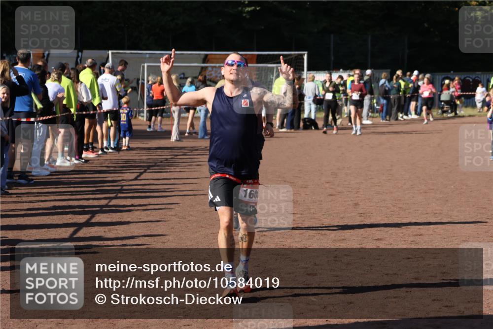 27.09.2026 - 35. Volkslauf durch das schöne Alstertal Strokosch-Dieckow http://msf.ph/oto/10584019 27.09.2026 11:41:01 Ziel 1600, 1746, 3179 meine-sportfotos.de