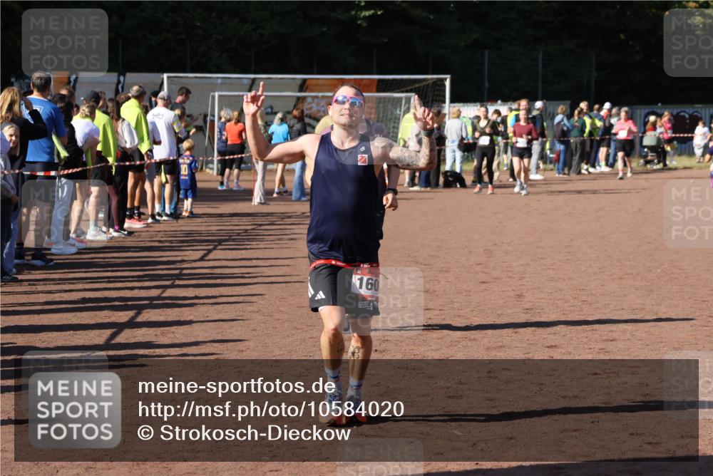 27.09.2026 - 35. Volkslauf durch das schöne Alstertal Strokosch-Dieckow http://msf.ph/oto/10584020 27.09.2026 11:41:01 Ziel 1600, 1746, 3179 meine-sportfotos.de