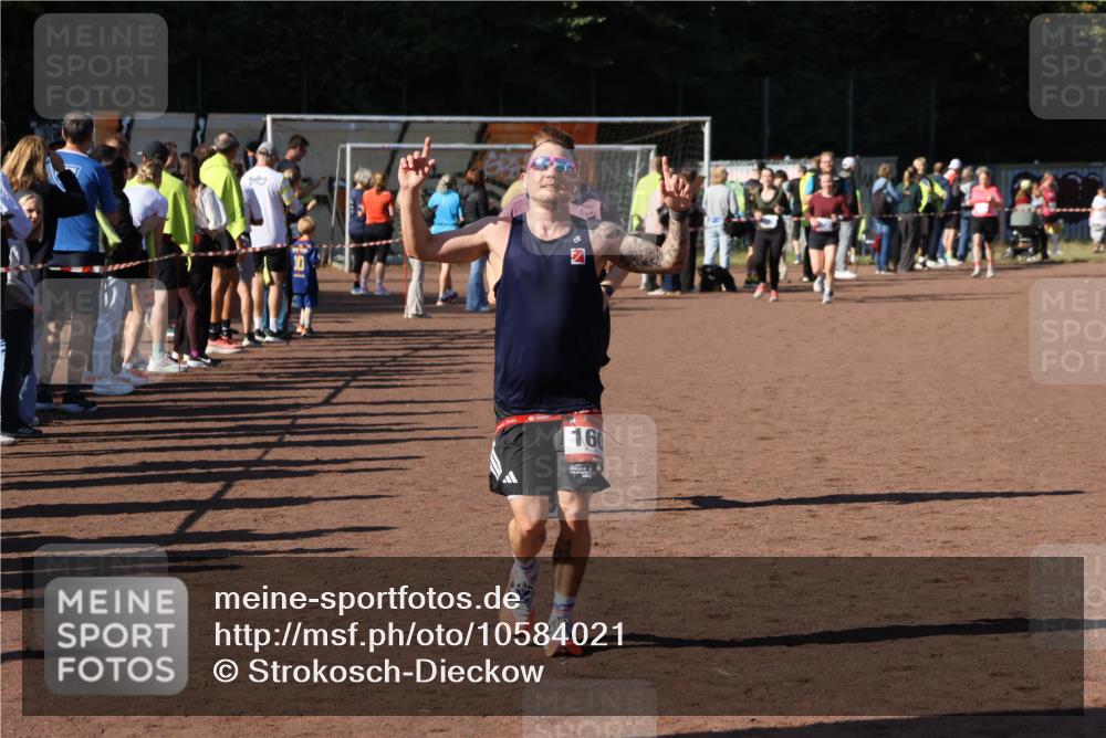 27.09.2026 - 35. Volkslauf durch das schöne Alstertal Strokosch-Dieckow http://msf.ph/oto/10584021 27.09.2026 11:41:01 Ziel 1600, 1746, 3179 meine-sportfotos.de
