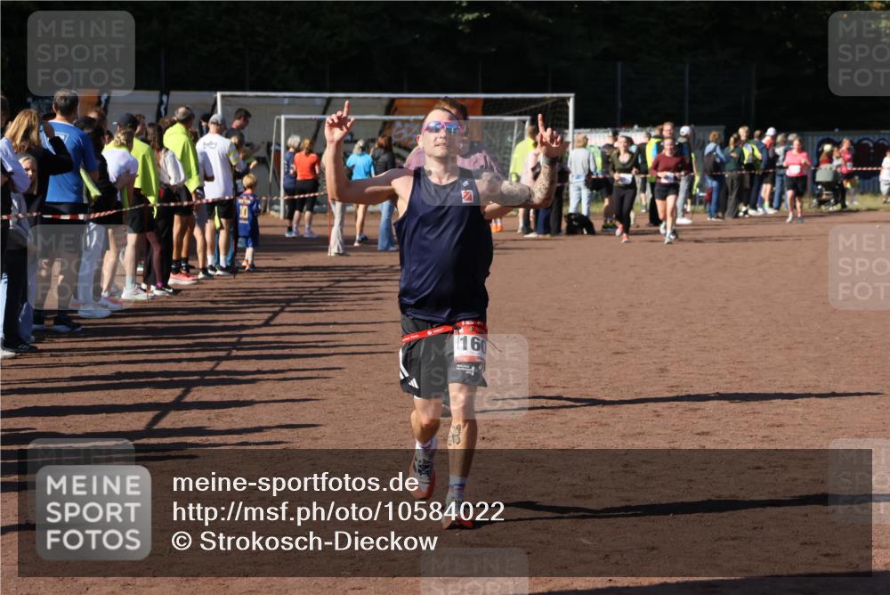 27.09.2026 - 35. Volkslauf durch das schöne Alstertal Strokosch-Dieckow http://msf.ph/oto/10584022 27.09.2026 11:41:01 Ziel 1600, 1746, 3179 meine-sportfotos.de