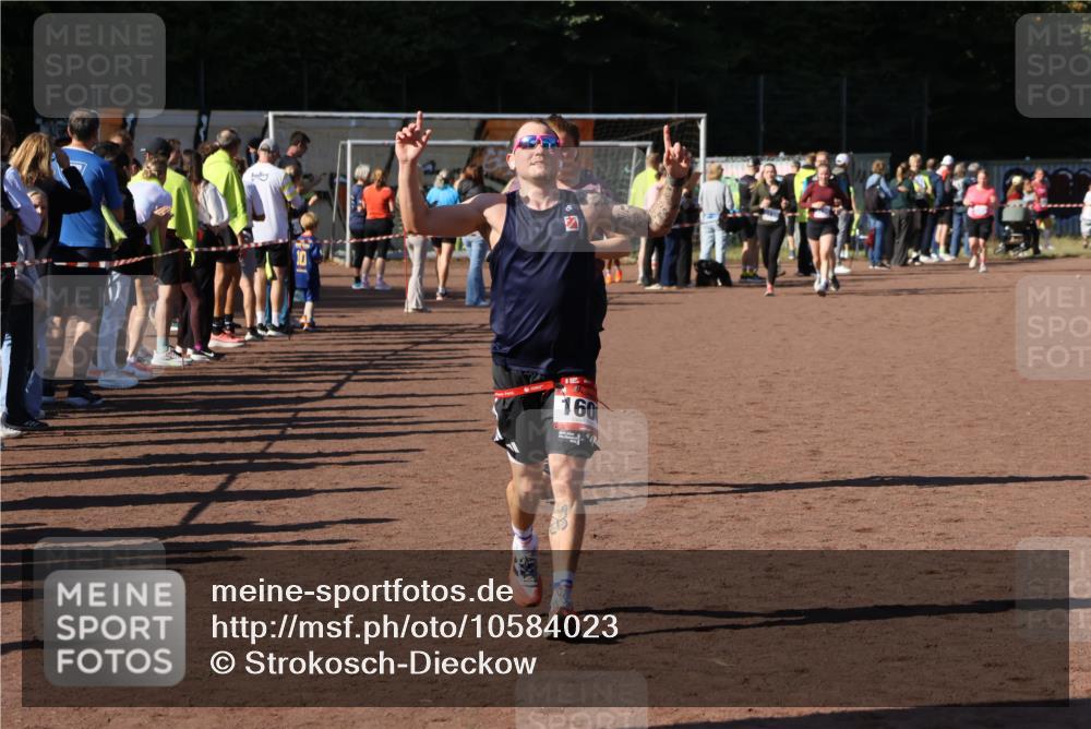 27.09.2026 - 35. Volkslauf durch das schöne Alstertal Strokosch-Dieckow http://msf.ph/oto/10584023 27.09.2026 11:41:01 Ziel 1600, 1746, 3179 meine-sportfotos.de