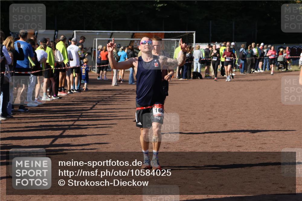 27.09.2026 - 35. Volkslauf durch das schöne Alstertal Strokosch-Dieckow http://msf.ph/oto/10584025 27.09.2026 11:41:01 Ziel 1600, 1746, 3179 meine-sportfotos.de