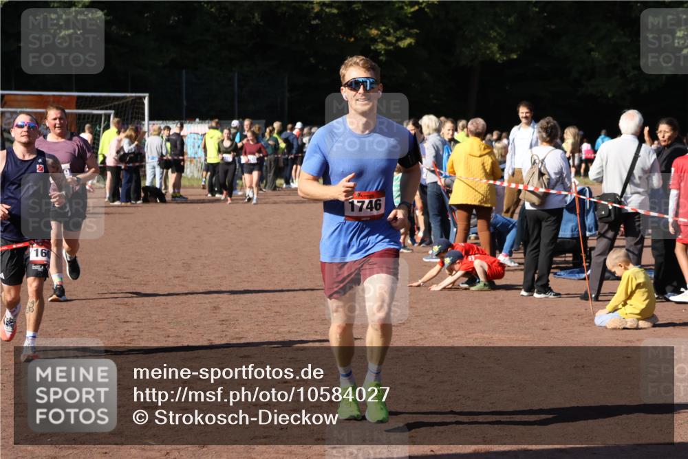 27.09.2026 - 35. Volkslauf durch das schöne Alstertal Strokosch-Dieckow http://msf.ph/oto/10584027 27.09.2026 11:41:00 Ziel 1600, 1746, 3179 meine-sportfotos.de