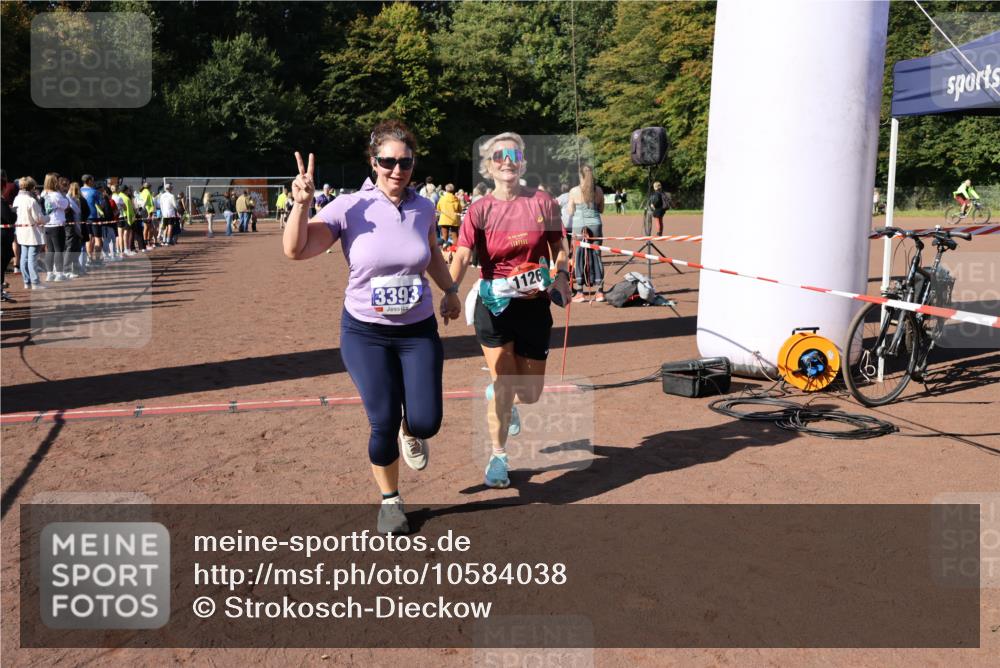 27.09.2026 - 35. Volkslauf durch das schöne Alstertal Strokosch-Dieckow http://msf.ph/oto/10584038 27.09.2026 11:40:46 Ziel 1126, 3393, 3406 meine-sportfotos.de