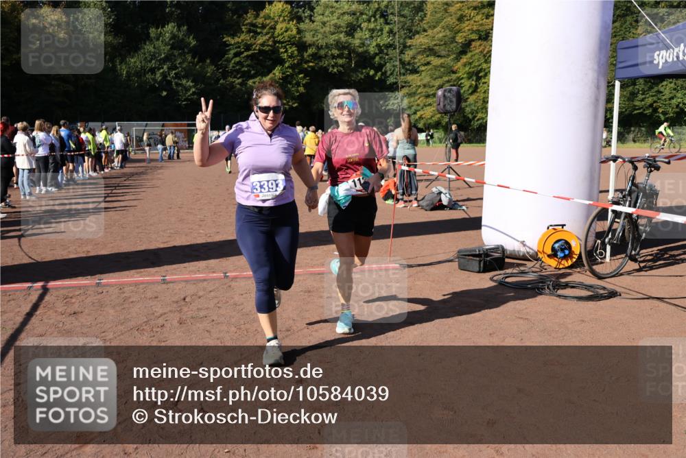 27.09.2026 - 35. Volkslauf durch das schöne Alstertal Strokosch-Dieckow http://msf.ph/oto/10584039 27.09.2026 11:40:46 Ziel 1126, 3393, 3406 meine-sportfotos.de