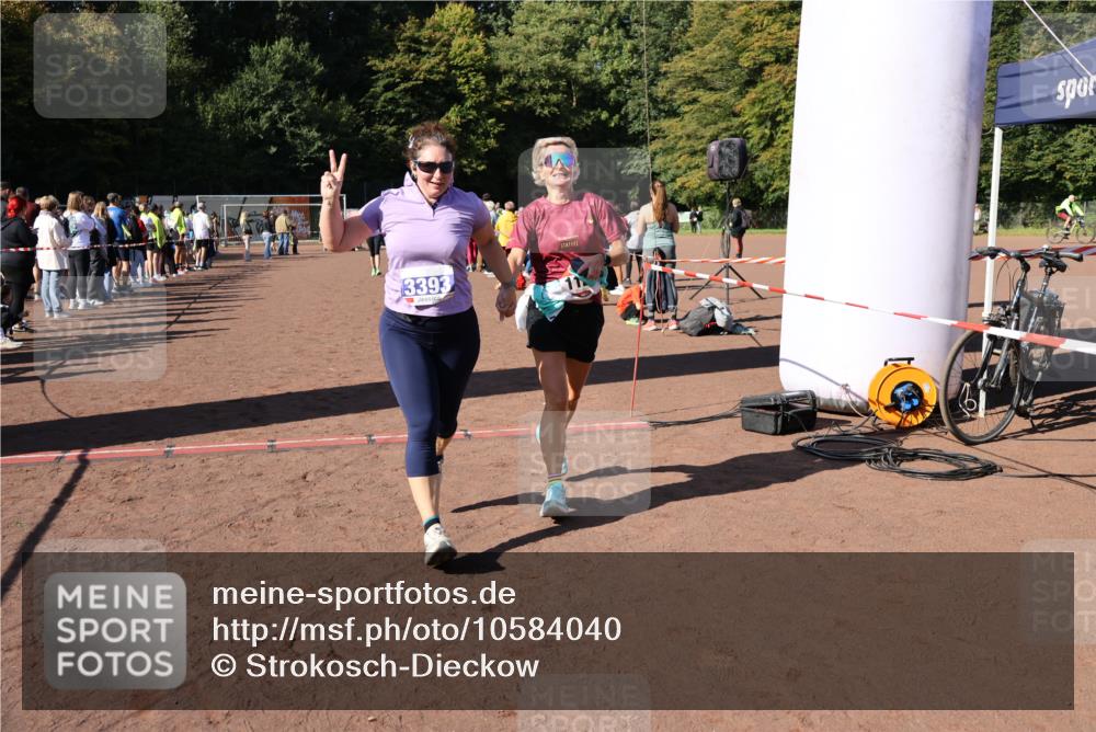 27.09.2026 - 35. Volkslauf durch das schöne Alstertal Strokosch-Dieckow http://msf.ph/oto/10584040 27.09.2026 11:40:46 Ziel 1126, 3393, 3406 meine-sportfotos.de