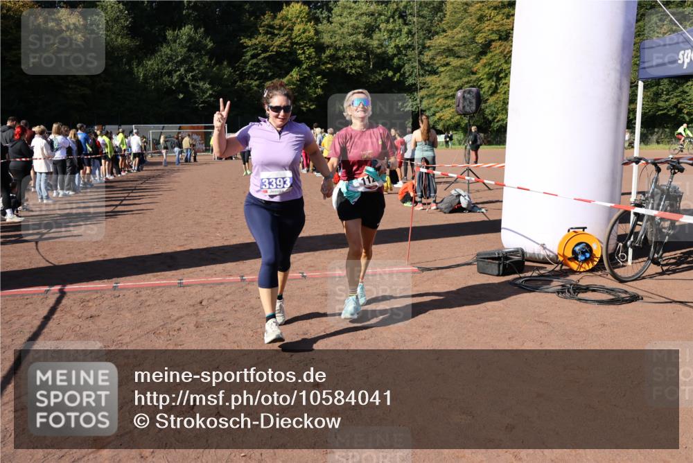 27.09.2026 - 35. Volkslauf durch das schöne Alstertal Strokosch-Dieckow http://msf.ph/oto/10584041 27.09.2026 11:40:46 Ziel 1126, 3393, 3406 meine-sportfotos.de