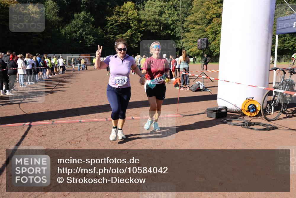27.09.2026 - 35. Volkslauf durch das schöne Alstertal Strokosch-Dieckow http://msf.ph/oto/10584042 27.09.2026 11:40:46 Ziel 1126, 3393, 3406 meine-sportfotos.de