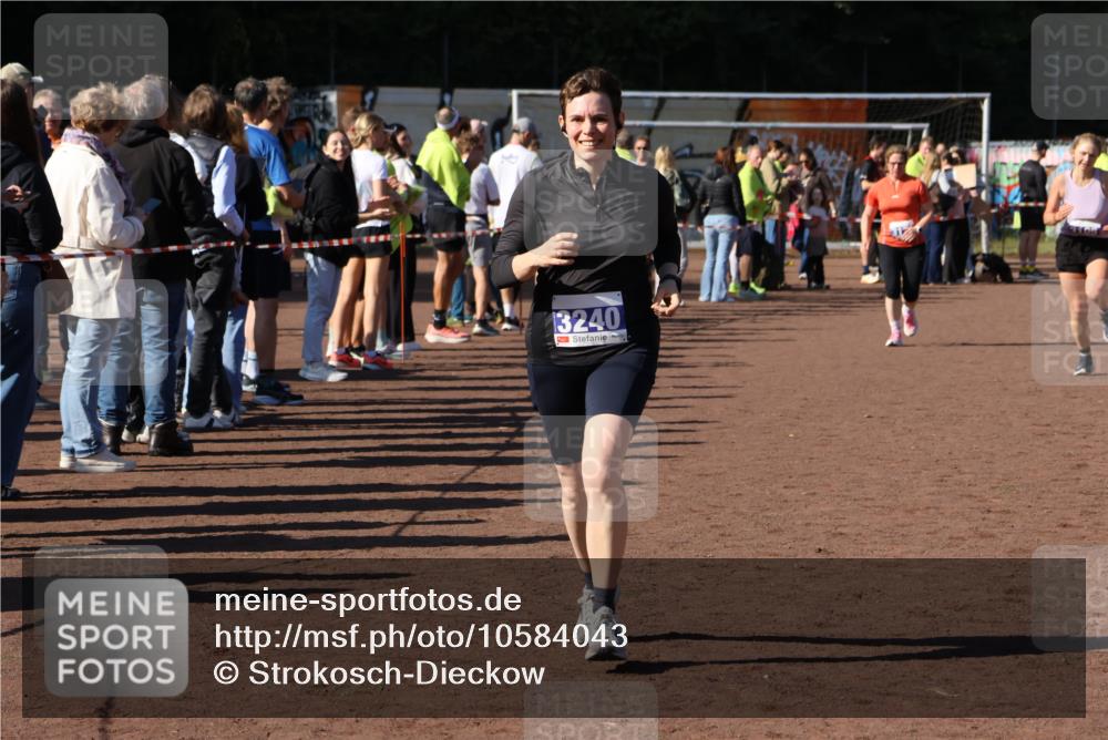 27.09.2026 - 35. Volkslauf durch das schöne Alstertal Strokosch-Dieckow http://msf.ph/oto/10584043 27.09.2026 11:37:57 Ziel 1431, 3104, 3105, 3171, 3240 meine-sportfotos.de