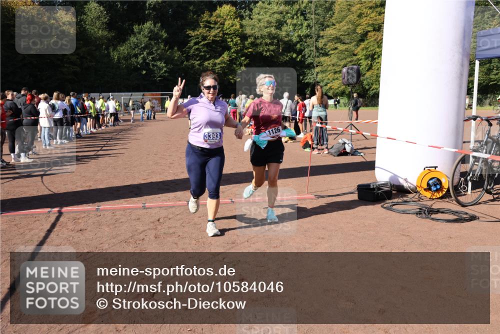 27.09.2026 - 35. Volkslauf durch das schöne Alstertal Strokosch-Dieckow http://msf.ph/oto/10584046 27.09.2026 11:40:46 Ziel 1126, 3393, 3406 meine-sportfotos.de