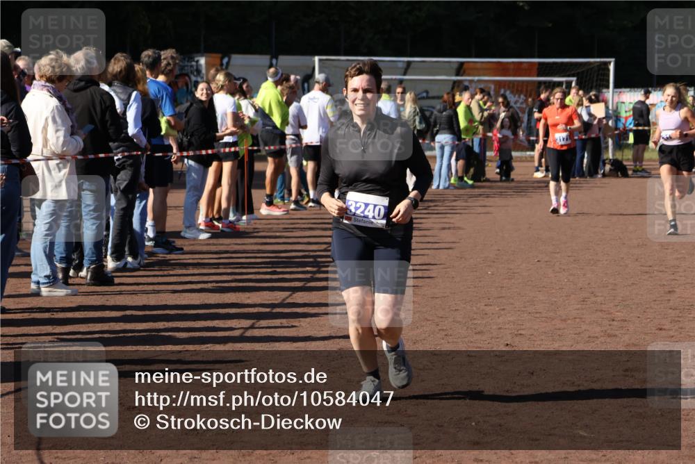 27.09.2026 - 35. Volkslauf durch das schöne Alstertal Strokosch-Dieckow http://msf.ph/oto/10584047 27.09.2026 11:37:57 Ziel 1431, 3104, 3105, 3171, 3240 meine-sportfotos.de