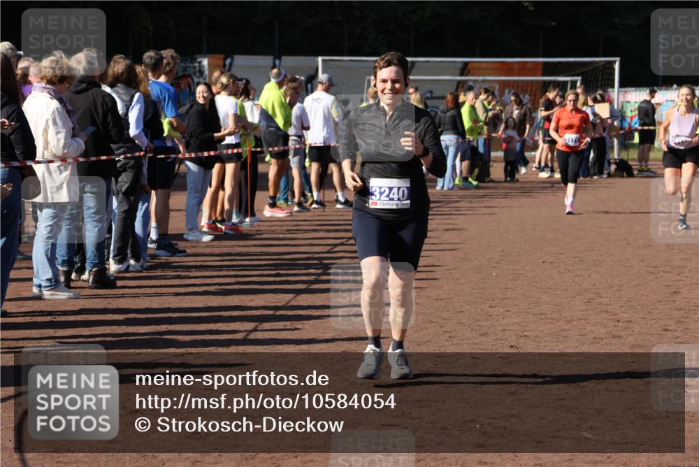 27.09.2026 - 35. Volkslauf durch das schöne Alstertal Strokosch-Dieckow http://msf.ph/oto/10584054 27.09.2026 11:37:57 Ziel 1431, 3104, 3105, 3171, 3240 meine-sportfotos.de