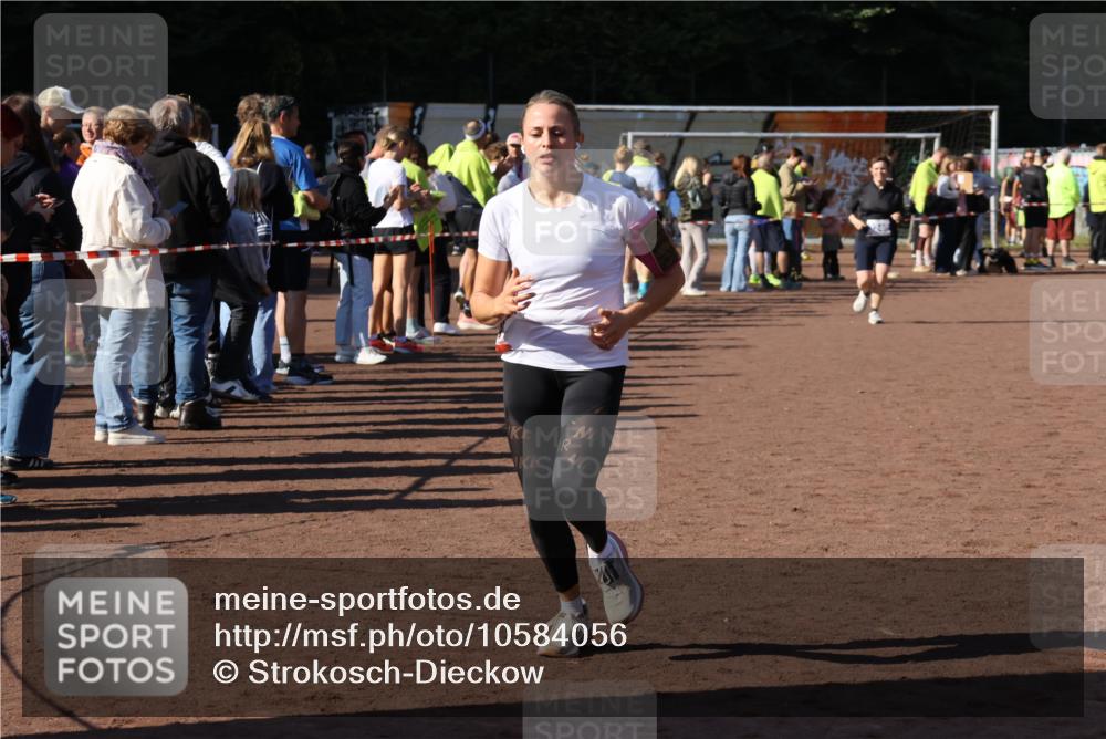 27.09.2026 - 35. Volkslauf durch das schöne Alstertal Strokosch-Dieckow http://msf.ph/oto/10584056 27.09.2026 11:37:50 Ziel 1005, 3053, 3230, 3240 meine-sportfotos.de