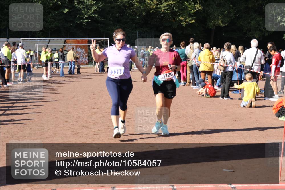 27.09.2026 - 35. Volkslauf durch das schöne Alstertal Strokosch-Dieckow http://msf.ph/oto/10584057 27.09.2026 11:40:44 Ziel 1126, 3393 meine-sportfotos.de