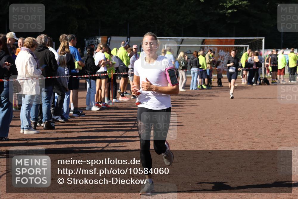 27.09.2026 - 35. Volkslauf durch das schöne Alstertal Strokosch-Dieckow http://msf.ph/oto/10584060 27.09.2026 11:37:50 Ziel 1005, 3053, 3230, 3240 meine-sportfotos.de