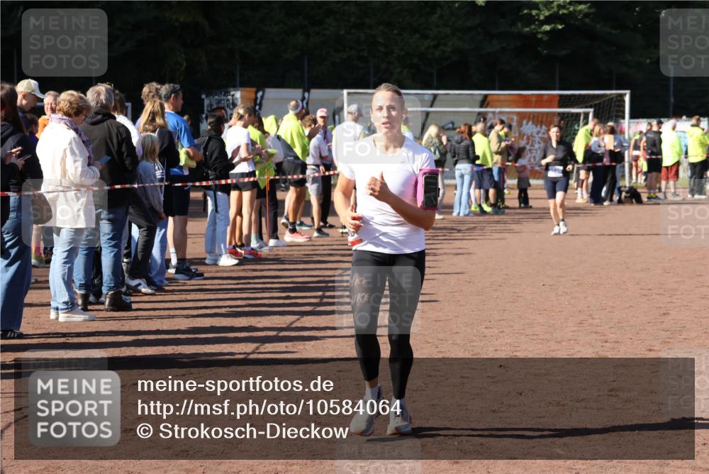 27.09.2026 - 35. Volkslauf durch das schöne Alstertal Strokosch-Dieckow http://msf.ph/oto/10584064 27.09.2026 11:37:49 Ziel 1005, 3053, 3230 meine-sportfotos.de