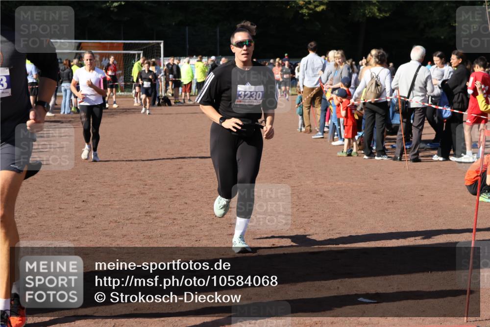 27.09.2026 - 35. Volkslauf durch das schöne Alstertal Strokosch-Dieckow http://msf.ph/oto/10584068 27.09.2026 11:37:47 Ziel 1005, 3053, 3230 meine-sportfotos.de