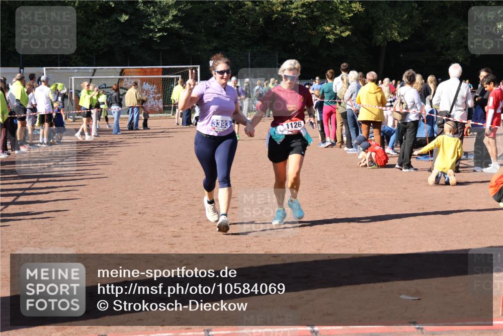 27.09.2026 - 35. Volkslauf durch das schöne Alstertal Strokosch-Dieckow http://msf.ph/oto/10584069 27.09.2026 11:40:44 Ziel 1126, 3393 meine-sportfotos.de