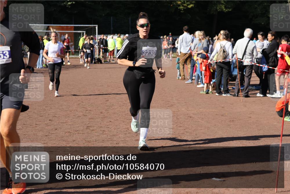 27.09.2026 - 35. Volkslauf durch das schöne Alstertal Strokosch-Dieckow http://msf.ph/oto/10584070 27.09.2026 11:37:47 Ziel 1005, 3053, 3230 meine-sportfotos.de