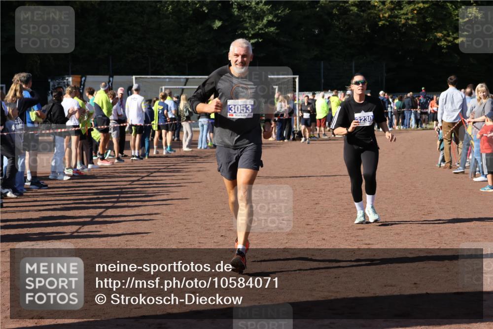 27.09.2026 - 35. Volkslauf durch das schöne Alstertal Strokosch-Dieckow http://msf.ph/oto/10584071 27.09.2026 11:37:45 Ziel 1005, 3053, 3230 meine-sportfotos.de