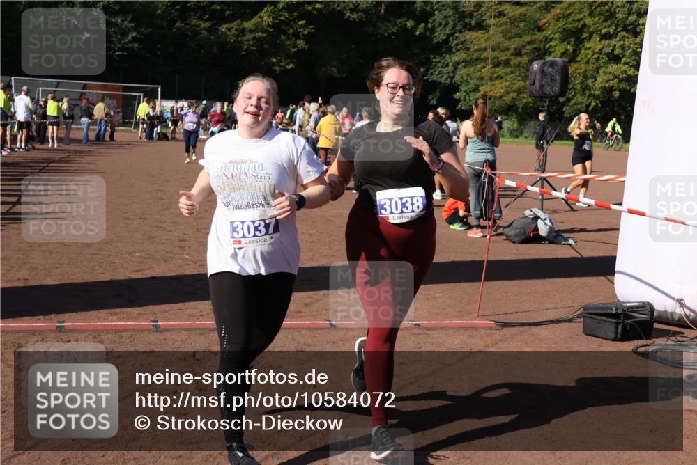 27.09.2026 - 35. Volkslauf durch das schöne Alstertal Strokosch-Dieckow http://msf.ph/oto/10584072 27.09.2026 11:40:38 Ziel 1126, 3037, 3260, 3393 meine-sportfotos.de